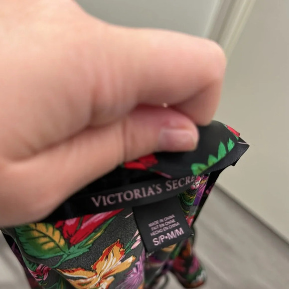 Victoria's Secret Black and Floral Kimono Silky Wrap Robe Size S/M - Picture 5 of 6